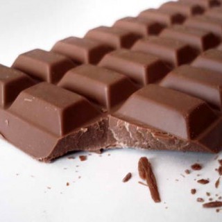 Η σοκολάτα δεν σχετίζεται με εμφάνιση ακμής στους 